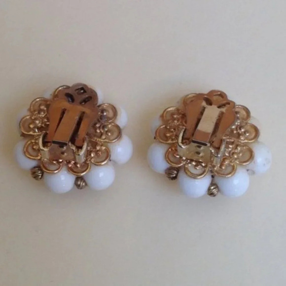 Vintage White Flower Design Clip On Earrings Gift Present Minimalist Academia - Picture 3 of 6